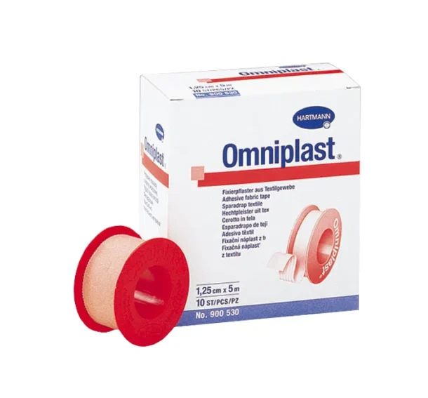 Une boîte d'Omniplast Adhesive 5cmx5m est présentée avec un rouleau partiellement déballé, révélant le ruban beige et le noyau en plastique rouge. Le rouleau de 5cmx5m met l'accent sur la durabilité et la flexibilité, répondant à une variété de besoins.