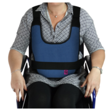 Mujer sentada en silla de ruedas con chaleco abdominal acolchado Ubio Armchair.