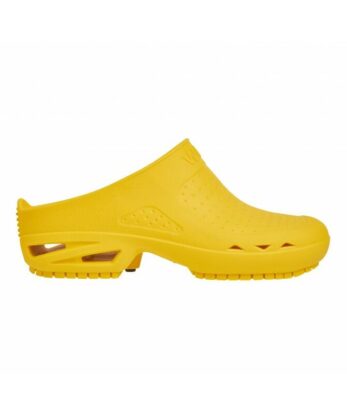 Un par de zuecos WOCK Bloc amarillos sobre fondo blanco.