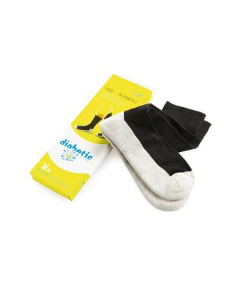 Paire de chaussettes pour diabétiques sur fond blanc.