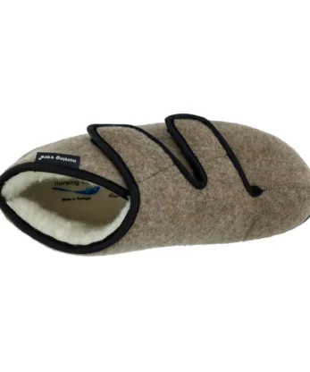 Une pantoufle Bota Eucalipto marron avec des bordures noires et deux bandes auto-agrippantes est montrée du dessus, révélant sa doublure intérieure blanche et douce.