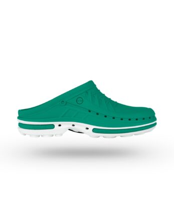 El zueco Hospital Socas WOCK, un zapato verde sin cordones con suela blanca, tiene orificios de ventilación y un dibujo texturizado en la parte superior que aporta estilo y transpirabilidad.