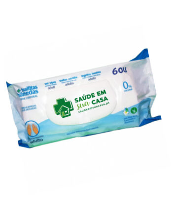 Un paquete de toallitas húmedas para adultos con etiquetado en portugués y una pegatina "Salud en tu hogar" en la parte delantera. Ideales para mantener la higiene y el frescor diarios.