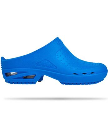 Un par de zuecos WOCK Bloc azules sobre fondo blanco.