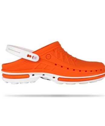 Une paire de sabots Socas WOCK orange sur fond blanc.