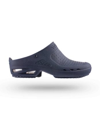 Un par de zuecos Socas WOCK Bloc azules sobre fondo blanco.