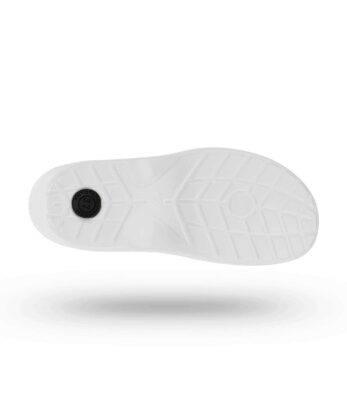 Un par de zuecos WOCK Everlite de puntera cerrada sobre fondo blanco.