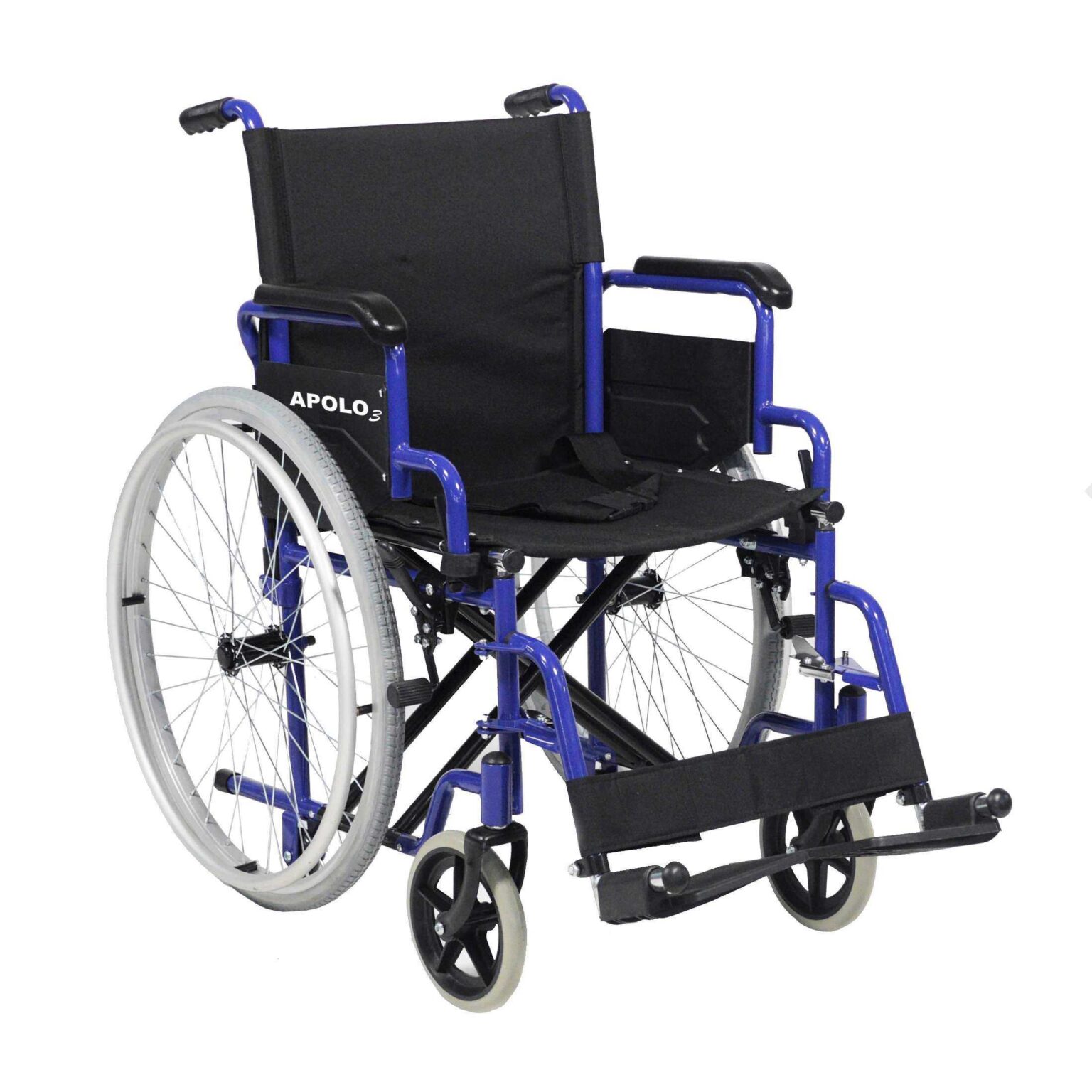 Uma cadeira de rodas azul e preta sobre um fundo branco.