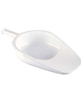 Cuchara de plástico blanca con aparador femenino sobre fondo blanco.