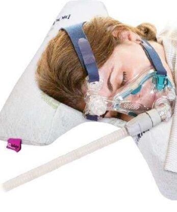 Una mujer durmiendo con una almohada CPAP de bambú en la cabeza.