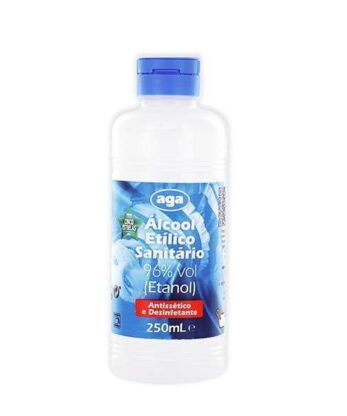 Un flacon d'alcool sanitaire 96% 250 ml sur fond blanc.