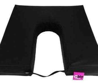 Cojín herradura Maxiconfort, cojín negro con etiqueta rosa.