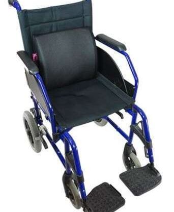 Silla de ruedas azul y negra sobre fondo blanco, acolchada con cojín lumbar viscoelástico.