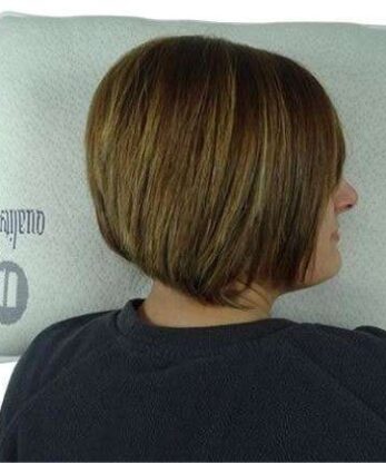 Espalda de mujer con almohadilla de bambú para las orejas, que proporciona comodidad y apoyo mientras ella se relaja.