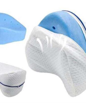 Un cojín ortopédico para piernas azul y blanco con una mano sujetándolo.