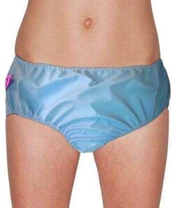 Mulher usando calcinha de biquíni azul com Cueca Impermeável sem velcro.