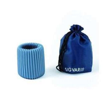 Un tubo azul con una bolsa Sigvaris Rolly al lado.