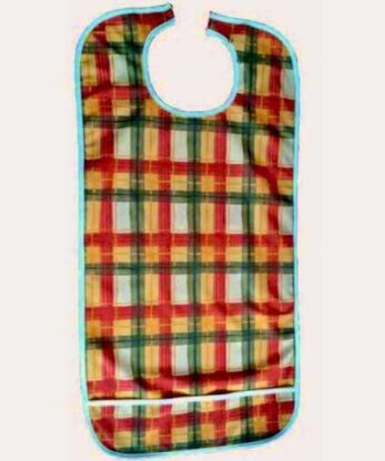 Babero lavable con bolsillo de color colgado sobre fondo blanco.