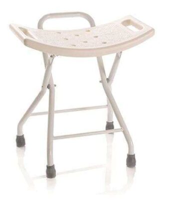 Un banco de ducha plegable sobre fondo blanco.