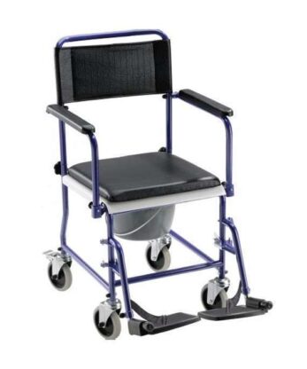 Una cómoda silla sanitaria con ruedas azules sobre fondo blanco.