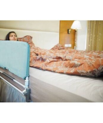 Una mujer tumbada en una cama con barandilla lateral Cama Plus.