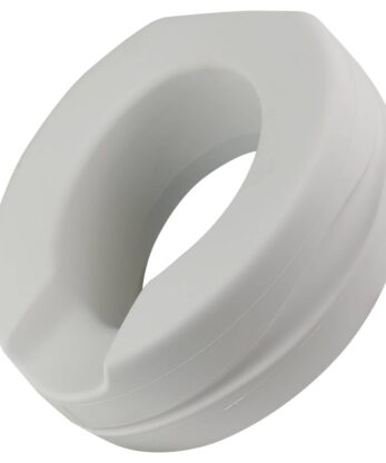 Asiento de inodoro blanco sobre fondo blanco con elevador de inodoro de espuma de 10 cm.