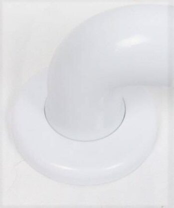 Una barra de soporte de plástico blanco de 45 cm sobre una superficie blanca.