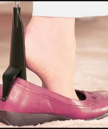 Pie de mujer calzado con calzador 2 en 1.