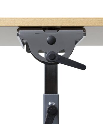 Imagen de una mesa de comer sobre lecho de melamina con pinzas.