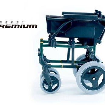 Una silla de ruedas Breezy Premium con ruedas y la palabra 