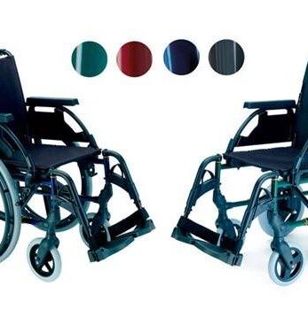Dos sillas de ruedas Breezy Premium con ruedas de distintos colores.