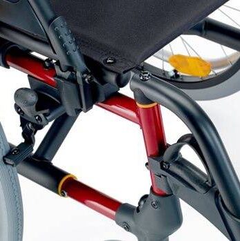 Primer plano de una silla de ruedas Breezy Premium.