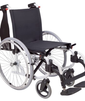 Silla de ruedas de aleación latina en blanco y negro sobre fondo blanco.