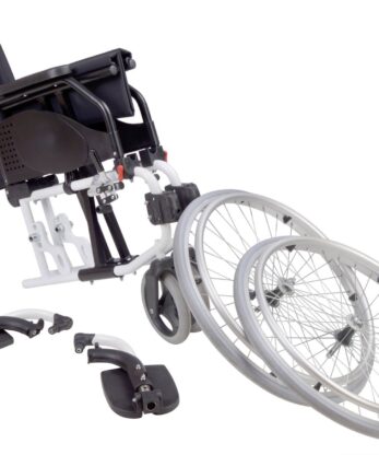 Silla de ruedas de aleación latina con asiento y ruedas sobre fondo blanco.