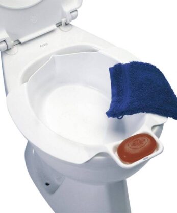 Une serviette bleue dans un bidet portable.