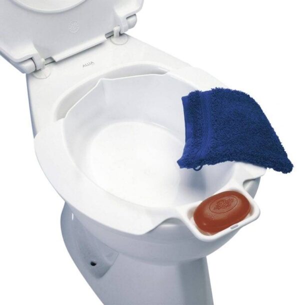 Une serviette bleue dans un bidet portable.