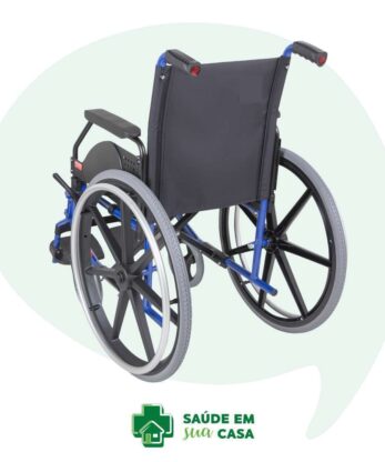 Una silla de ruedas compacta con ruedas azules y un globo de diálogo.