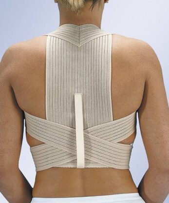 Vista posterior de una mujer que lleva un Corrector de Espalda Elástico Transpirable.