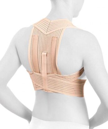 Vista posterior de una mujer con el Corrector de Espalda Elástico Transpirable Reforzado.