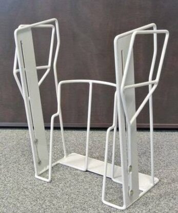 Porte-vélos en métal blanc avec deux poignées, également connu sous le nom de "porte-vélos". 