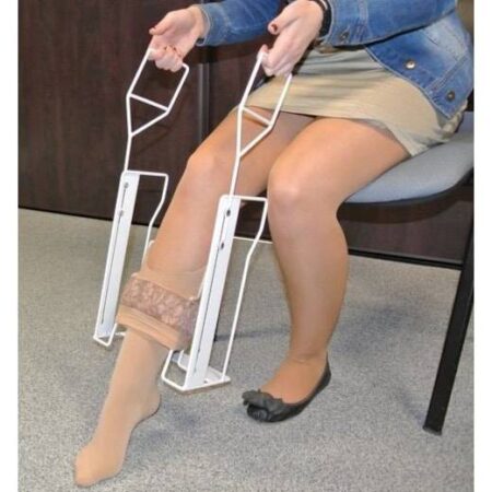 Uma mulher está sentada em uma cadeira com a perna levantada, enquanto usa Calçadeira para Meias.