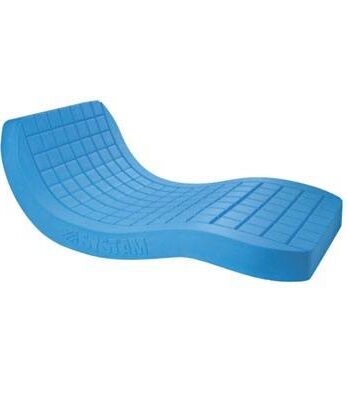 Chaise longue azul com Colchão Anti-Escaras Syst'Am Viscoflex sobre fundo branco.