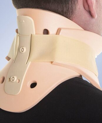 Un homme portant un collier cervical Philadelfia Orliman sur le dos.