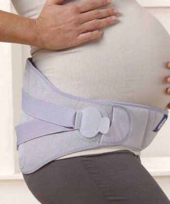 Una mujer embarazada con la Faja LombaMum.