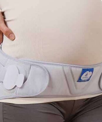 Una mujer embarazada con la Faja LombaMum.