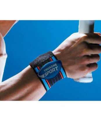 Un hombre sostiene una pulsera TH Sport 340 Universal.