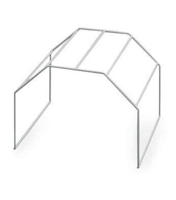 Estructura metálica con jaula protectora para los pies sobre fondo blanco.