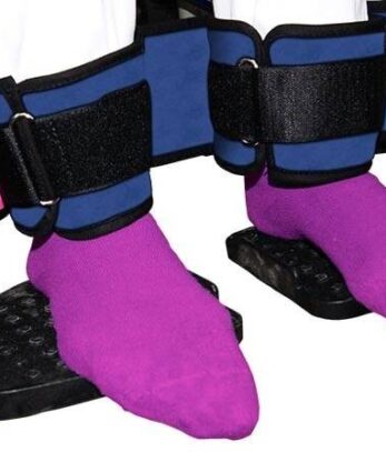 Un par de calcetines azules y morados sobre un par de calcetines negros Cinturón tobillero Ubio.