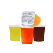 Tres tazas de AGUAGEL NM - Agua gelificada - 4x125g sobre fondo blanco.
