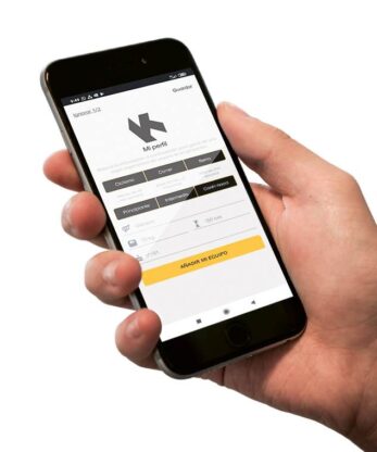 Uma pessoa segurando uma Bicicleta Elítica Potenza com um aplicativo nela.